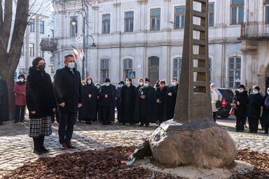 Tisztelgés a tordai vallásszabadság-emlékmű előtt (Fotó: MTI)