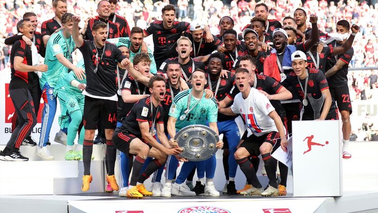 A Bayern ünnepli a 33. Bundesliga-salátástálat (Fotó: Eurosport) A Bayern ünnepli a 33. Bundesliga-salátástálat (Fotó: Eurosport)