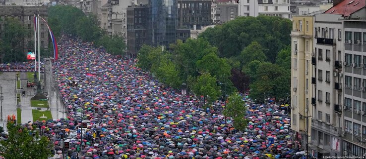 Szombaton a tömeg körbe zárta a szerbiai köztévé épületét (Fotó: AP) Szombaton a tömeg körbe zárta a szerbiai köztévé épületét (Fotó: AP)