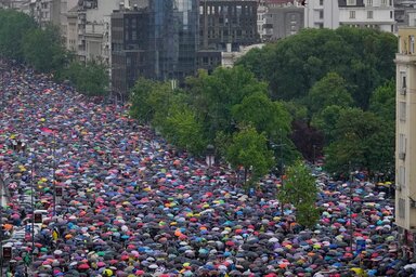 Szombaton a tömeg körbe zárta a szerbiai köztévé épületét (Fotó: AP)