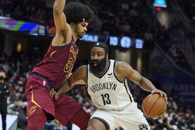 Jarrett Allen és James Harden (Fotó: Beta/AP)