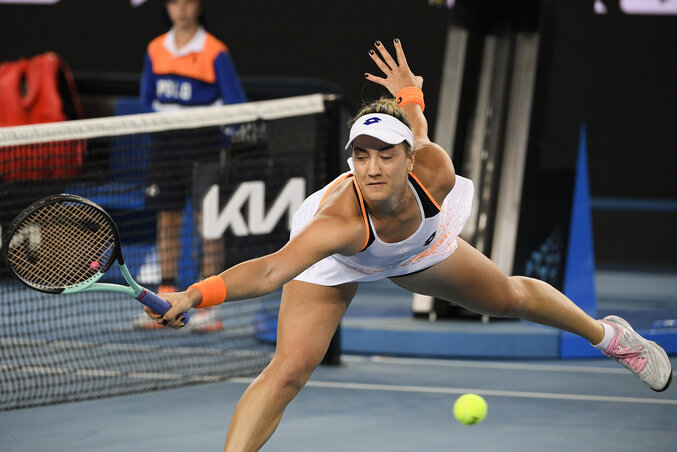 A montenegrói Danka Kovinić három játszmában győzte le a tenyerén vízhólyaggal küszködő Emma Raducanut (Fotó: Beta/AP)