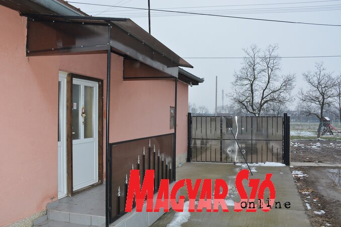 Az új terasz, főbejárat és a kapubejárat az udvarból nézve (Paraczky László felvétele) Az új terasz, főbejárat és a kapubejárat az udvarból nézve (Paraczky László felvétele)