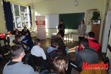 Az adai elődöntőn Jerasz Anikó köszöntötte a versenyző diákokat (Fotó: Csincsik Zsolt)