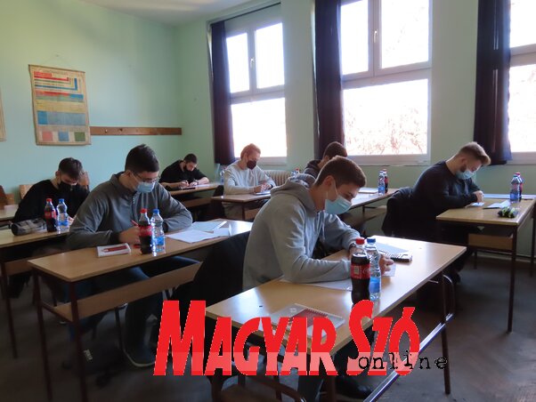A tanulók tesztet írnak az adai elődöntőben A tanulók tesztet írnak az adai elődöntőben