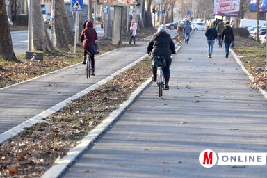 A Futaki úton tavaly több kilométeren felújították a kerékpárutat, a bringázást hirdető, támogatási program összhangban áll az önkormányzat környezetbarát stratégiájával. Újvidéken valóban népszerű a biciklizés, ez az irányzat évről évre egyre kifejezette