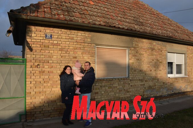 Új otthona előtt a szenttamási Nagy család: Orsolya, József és a kis Ella (Paraczky László felvétele) Új otthona előtt a szenttamási Nagy család: Orsolya, József és a kis Ella (Paraczky László felvétele)