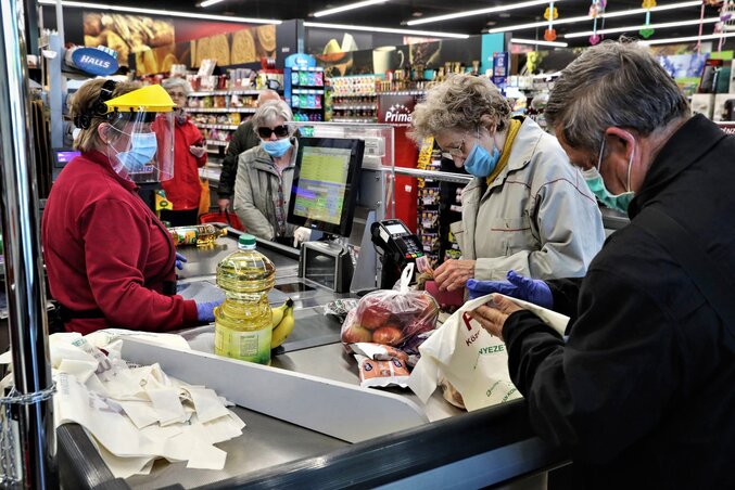 20200416 Budapest
A CBA üzletiben a hatósági ajánlásokat szigorúan betartják a koronavírus-járvány idején.
A nyugdíjas vásárlók az élelmiszerüzletet csak a korlátozásban előírt időben látogathatják. A 65 évnél fiatalabbak ekkor nem mehetnek be a boltba.
