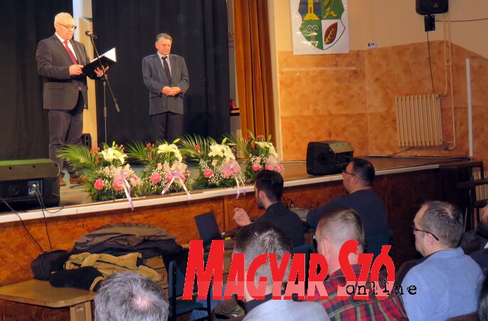Mgr. Hajnal Jenő, a Magyar Nemzeti Tanács elnöke és Dobai János, a tordai helyi közösség elnöke a rendezvény megnyitóján Fotó: Kecskés István Mgr. Hajnal Jenő, a Magyar Nemzeti Tanács elnöke és Dobai János, a tordai helyi közösség elnöke a rendezvény megnyitóján Fotó: Kecskés István