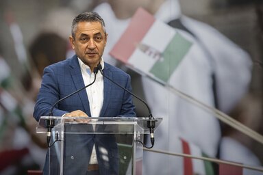 Budapest, 2021. szeptember 14.
Pot�pi �rp�d J�nos, a Minisztereln�ks�g nemzetpolitik��rt felel�s �llamtitk�ra k�sz�nt�t mond Szili Katalin, a K�rp�t-medencei auton�miat�rekv�sek egyeztet�s��rt felel�s minisztereln�ki megb�zott Harmincb�l t�z c�m� k�nyv�n