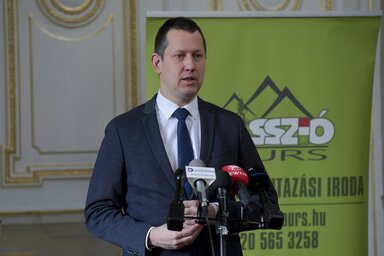 Budapest, 2022. janu�r 26.
F�l�p Attila, az Emberi Er�forr�sok Miniszt�rium�nak (Emmi) szoci�lis �gyek�rt felel�s �llamtitk�ra besz�l a zar�ndokvonatokr�l tartott sajt�t�j�koztat�n a Nyugati p�lyaudvar Kir�lyi v�r�term�ben 2022. janu�r 26-�n. Id�n �jra i
