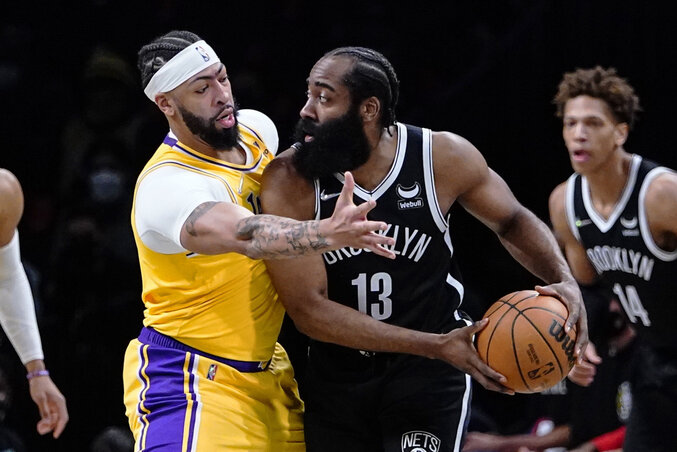 Davis és a Nets-sztár Harden: előbbi visszatérésével sokat erősödött a Lakers védekezése (Fotó: Beta/AP)