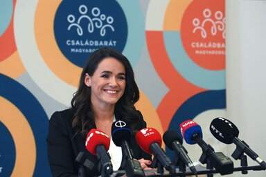 Budapest, 2020. okt�ber 19.
Nov�k Katalin csal�dok�rt felel�s t�rca n�lk�li miniszter az otthonteremt�si program �s a csal�dv�delmi akci�terv �jabb r�szleteir�l tartott sajt�t�j�koztat�j�n a Minisztereln�ks�g Szalay utcai �p�let�ben 2020. okt�ber 19-�n.
