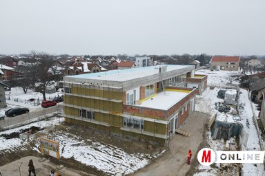 Az új zajoli óvoda megépítésére az önkormányzat 285 millió dinárt
irányozott elő a városi költségvetésben. A projektterv szerint a határidő
2022 szeptemberében jár le, de a kivitelező szerint már júniusra elkészül (Fotó: Dávid Csilla felvétele)