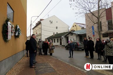 Emléktábla a zsinagóga helyén (Kecskés István felvétele)