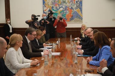 Beograd, 28.01.2022. - Predsednik Srbije Aleksandar Vucic sastao se sa posrednicima Evropskog parlamenta u medjustranackom dijalogu Tanjom Fajon, Knutom Flekenstajnom i Eduardom Kukanom, danas u Predsednistvu Srbije. (BETAPHOTO/MILOS MISKOV/DS)