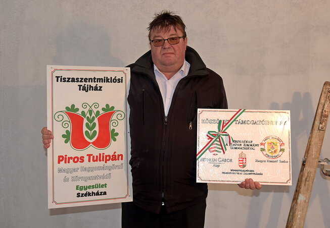 Törtei János a székházra kerülő táblákkal (Fotó: Gergely József) Törtei János a székházra kerülő táblákkal (Fotó: Gergely József)