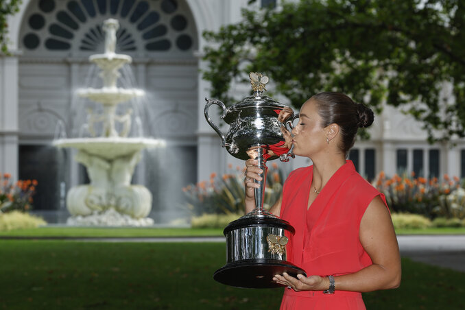 Ashleigh Barty vasárnap reggel már egy parkban pózolhatott a fotósoknak (Fotó: Beta/AP)