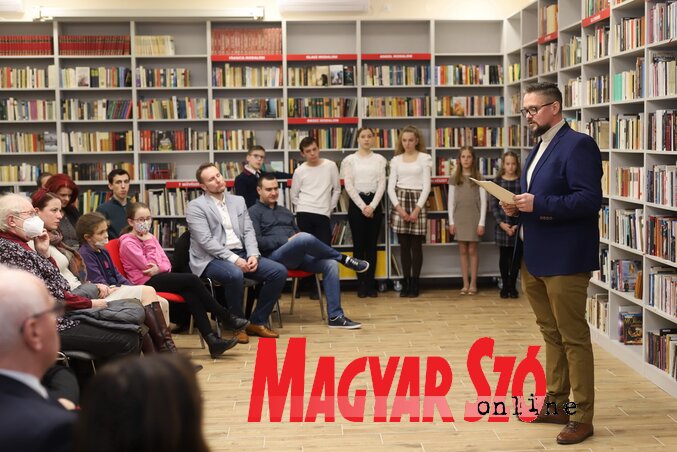 Juhász Bálint a kultúra összetartó erejéről beszél (Lakatos János felvétele) Juhász Bálint a kultúra összetartó erejéről beszél (Lakatos János felvétele)
