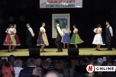 A helybeli Búzavirág néptáncosai (Kecskés István felvétele)