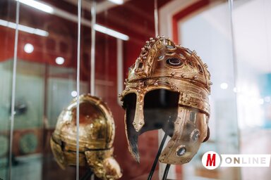 A város napja alkalmából a Vajdasági Múzeumban megtekinthetők az arannyal bevont római kori sisakok is (Dávid Csilla felvétele)