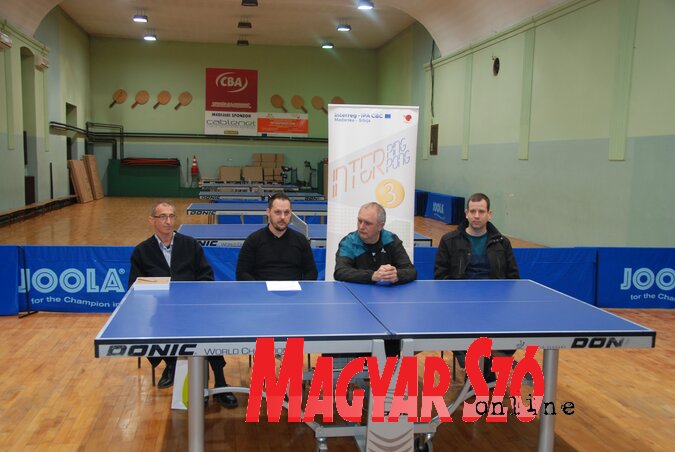 A Zentai Asztaliteniszklub adott otthont az Inter Pingpong 3 záróeseményének, felvételünkön a szervezők (Horváth Attila felvétele) A Zentai Asztaliteniszklub adott otthont az Inter Pingpong 3 záróeseményének, felvételünkön a szervezők (Horváth Attila felvétele)