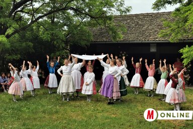 A Szederinda tánccsoport pünkösdölője a tájház udvarán (Herceg Elizabetta  felvétele)