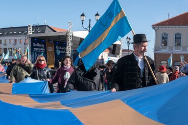 Sepsiszentgy�rgy, 2018. november 18.
�ri�si sz�kely z�szl�t visznek Sepsiszentgy�rgy f�ter�re a Sz�kely Nemzeti Tan�cs (SZNT) �ltal �sszeh�vott centen�riumi sz�kely nagygy�l�s r�sztvev�i 2018. november 18-�n.
MTI/Veres N�ndor