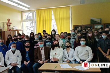 A diákok a fő szervezőkkel és a házigazdákkal (Kazinczy Paszterkó Diana felvltele)