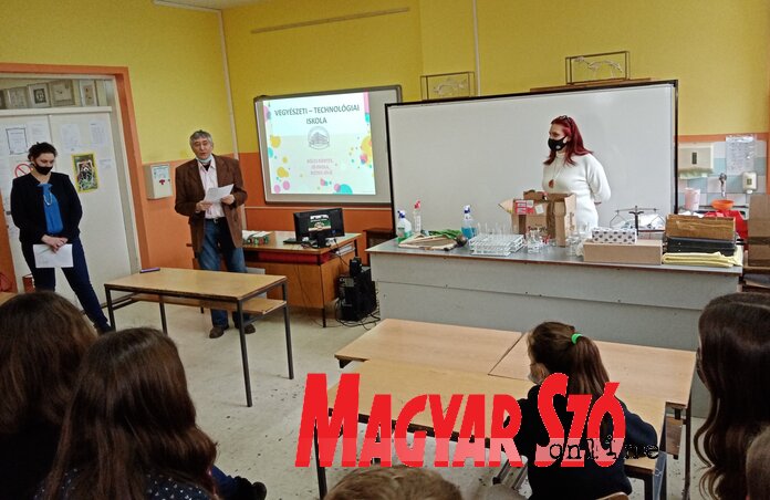 A fizika-kémia tábor megnyitója (Kazinczy Paszterkó Diana felvltele) A fizika-kémia tábor megnyitója (Kazinczy Paszterkó Diana felvltele)
