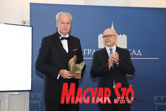 Az idei díjazott a polgármester társaságában (Fotó: Ótos András felvétele)