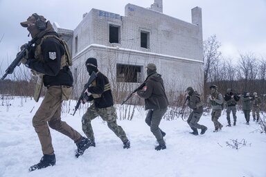 Ukrán szélsőjobb félkatonai egység „háborúsdizik” Harkov közelében (Fotó: AP via Beta)