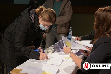 Tumbász Hajnalka vállalkozó aláírja a támogatási szerződést (Fotó: Gergely József)
