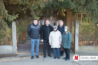 Pósa Tamás, Cipó Igor és Perpauer Attila Bogarason a gyógyszertár előtt a helybeliekkel (Fotó: Horváth Attila)