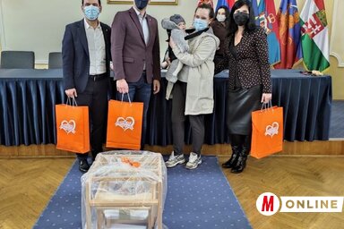 Az ajándékcsomag egy többfunkciós etetőszékből, egy Babanaplóból, egy babatörülközőből és egy pelenkázótáskából áll (Vidács Hajnalka felvétele)