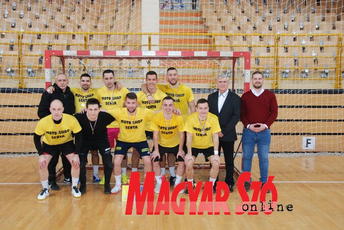 A tornagyőztes zentai Motoshop Alatmania csapata, Czegledi Rudolffal és Stojkov Igorral (Horváth Attila felvétele)