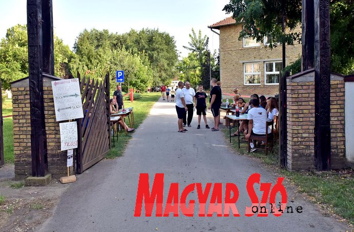 Egész nap jönnek-mennek Tóthfaluban (Gergely Árpád felvétele)