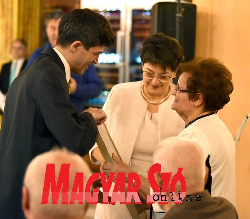 Sutus Áron és Kiss Tóth Erika átadja a Magyar Életfa díjat Brezovszki Eszternek (Fotó: Ótos András) Sutus Áron és Kiss Tóth Erika átadja a Magyar Életfa díjat Brezovszki Eszternek (Fotó: Ótos András)