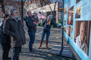 Budapest, 2022. febru�r 10.
�rdekl�d�k a G�ncz �rp�d sz�let�s�nek 100. �vfordul�ja alkalm�b�l rendezett, a n�hai k�zt�rsas�gi eln�k �let�tj�t bemutat� tabl�ki�ll�t�s megnyit�j�n a budapesti V�rosh�za parkban 2022. febru�r 10-�n.
MTI/Cseke Csilla