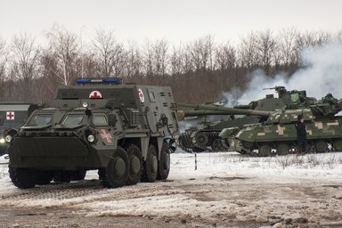 Ukrán páncélosok a tegnap kezdődött Hóvihar – 2022 fedőnevű hadgyakorlaton (Fotó: AP via Beta)