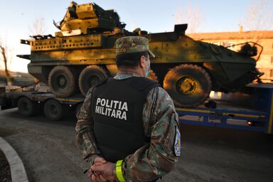 Stryker típusú amerikai páncélosok (is) érkeztek a Mihail Kogălniceanu légi támaszpontra (Fotó: AP via Beta)