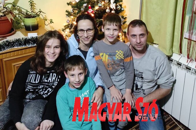Mária szerint így kerek a világ Mária szerint így kerek a világ