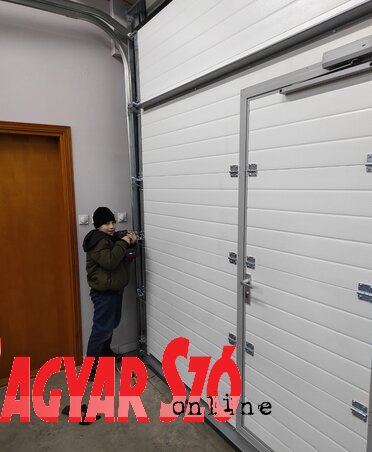 Ákos alig várja, hogy együtt szerelje a garázsajtókat apjával Ákos alig várja, hogy együtt szerelje a garázsajtókat apjával