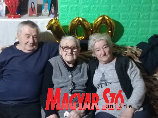 Ilus néni Mariska lánya és Józsi fia társaságában, Rozika lánya több mint 10 éve hunyt el Ilus néni Mariska lánya és Józsi fia társaságában, Rozika lánya több mint 10 éve hunyt el
