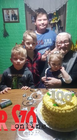 Ilus néni 100. születésnapi ünnepségén az ükunokái egy részének társaságában (Fotó: Horváth Bencsik Márta)