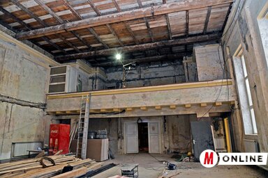 Javában folynak a tatarozási munkálatok a telepi művelődési központban, valóban egy lenyűgöző, régi-új
művelődési állomással bővül hamarosan székvárosunk. A nagyteremben lekaparták a falakat, újrafestik őket,
az erkélyrészt is teljesen felújítják (Fotó: