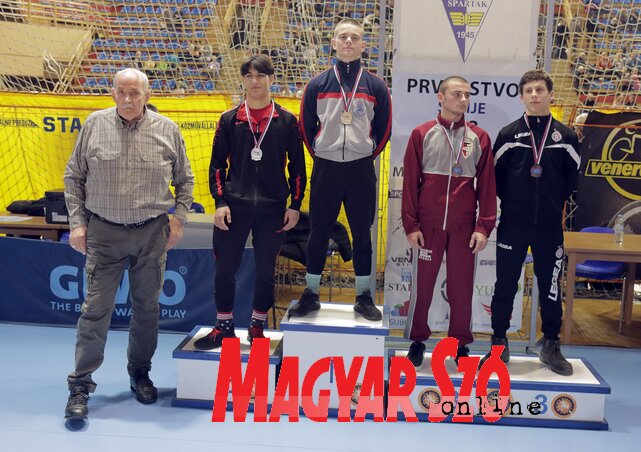 A 60 kg-os súlycsoport dobogója, legfelül a magyarkanizsai Berec Dávid, balról mellette a zentai Berkec Dejan (Dejan Vuković felvétele) A 60 kg-os súlycsoport dobogója, legfelül a magyarkanizsai Berec Dávid, balról mellette a zentai Berkec Dejan (Dejan Vuković felvétele)