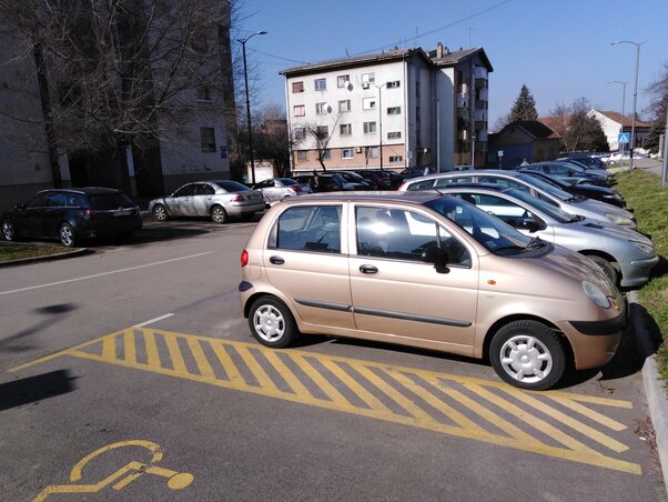 Nincs sok mozgáskorlátozottak számára kijelölt parkolóhely Topolyán (Herceg Elizabetta felvétele)