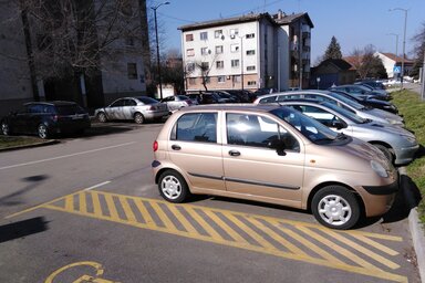 Nincs sok mozgáskorlátozottak számára kijelölt parkolóhely Topolyán (Herceg Elizabetta felvétele)