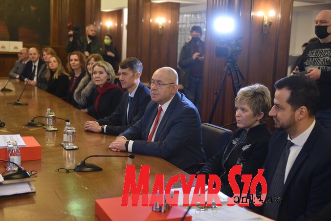 A VMSZ-lista névadója és a jelöltek a Köztársasági Választási Bizottságnál (Ótos András felvétele) A VMSZ-lista névadója és a jelöltek a Köztársasági Választási Bizottságnál (Ótos András felvétele)